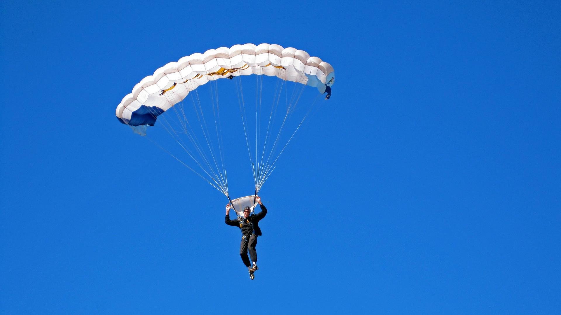 决赛门将多次关键扑救维持比分优势，门将精彩扑救瞬间